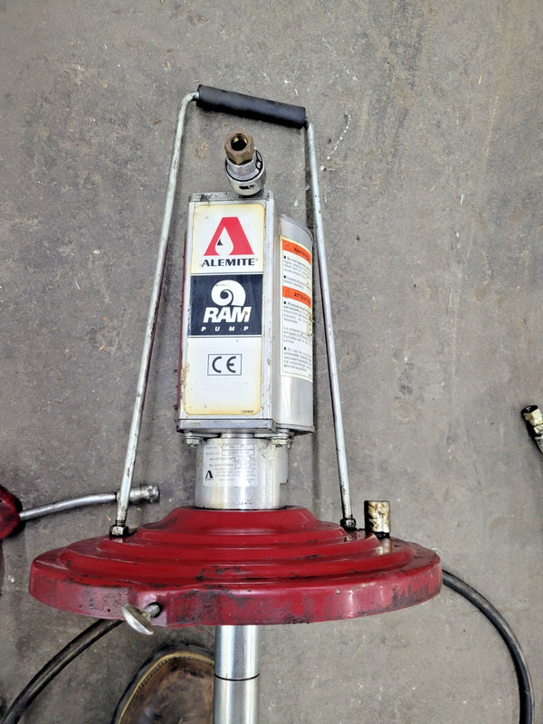 ALEMITE RAM GREASE PUMP KIT 9911-H1 50:1 MOUNTED COVER W/GREASE GUN AND SWIVEL gallery