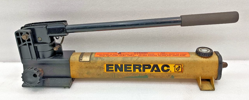ENERPAC P2282 ULTRA HIGH PRESSURE HYDRAULIC HAND PUMP 40000 PSI 2800 BAR USED