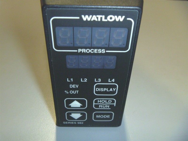 Watlow 1/8 DIN Microprocessor-Based Ramping Controller Model 982C-10CC-ASRR