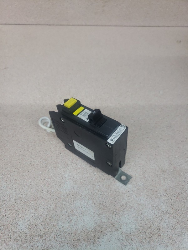 1) CUTLER HAMMER EATON QBAF1020 1 Pole 20 Amp 120V ARC FAULT BOLT-ON SHORT WIRE