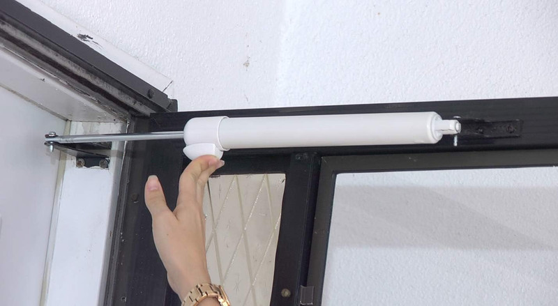 Touch 'N Hold Smooth Door Closer - Single Kit (White) - Standard-Duty Door Close gallery