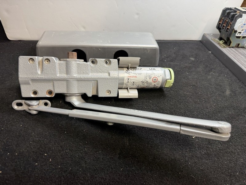 LCN 4040XP Heavy Duty Aluminum Door Closer USED, MISSING HARDWARE, 30 DAY RETURN gallery