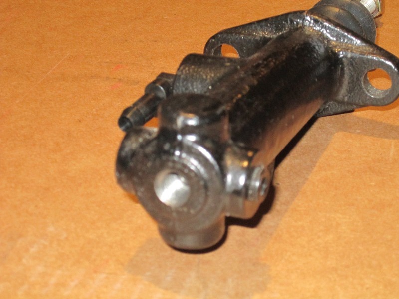 IH International 274, 284, 383, 483 master brake cylinder 973825C91, 1435123R91 gallery