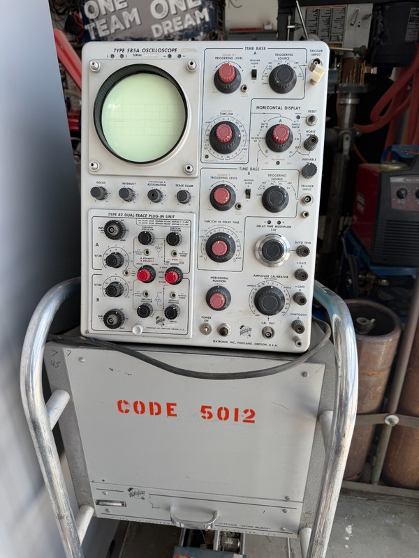 Tektronix 585A Analog Oscilloscope with Manual and (2) type CA, 53/54C, 1A6, W