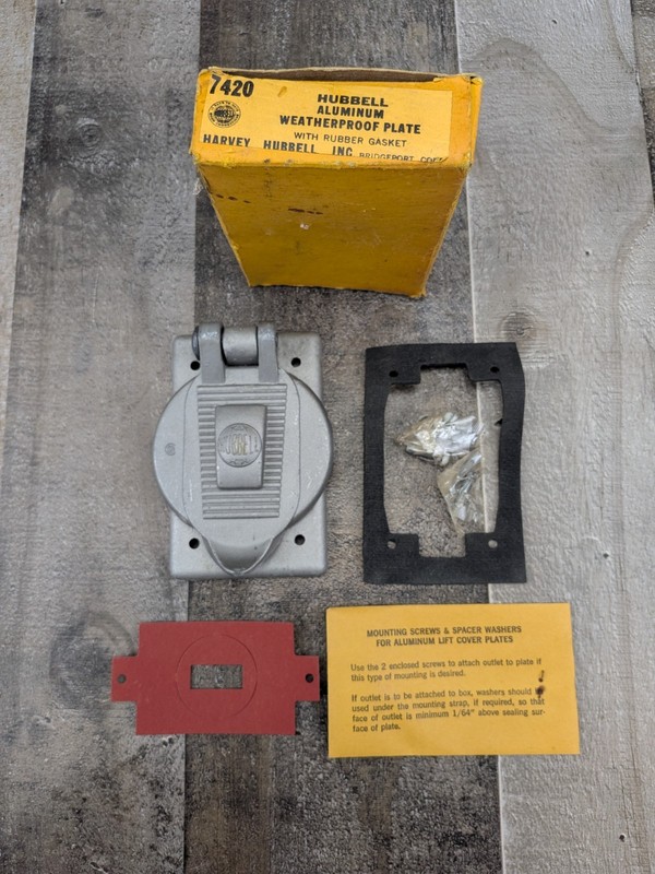 HUBBELL WIRING DEVICE-KELLEMS HBL 7420 Weatherproof Cover Self Closing Aluminum