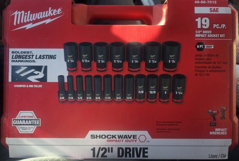 Milwaukee SHOCKWAVE 1/2 in. Drive SAE 6 Point Impact Socket Set (19-Piece)