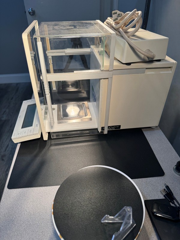 Mettler Toledo AT261 DeltaRange Analytical Balance gallery