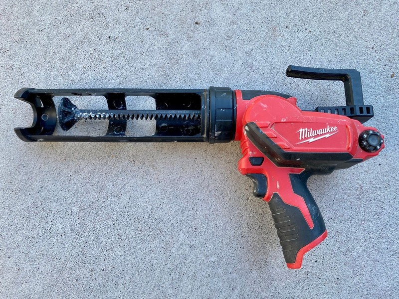Milwaukee M12 cordless 10 oz. Adhesive and Caulk Gun (Tool-Only) 2441-20