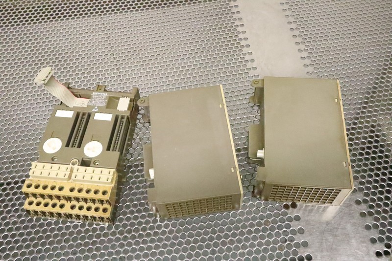Siemens (1) 6ES5 421-8MA12 8x24VDC & (1) 6ES5 452-8MR11 W/ 6ES5 700-8MA11 Used gallery