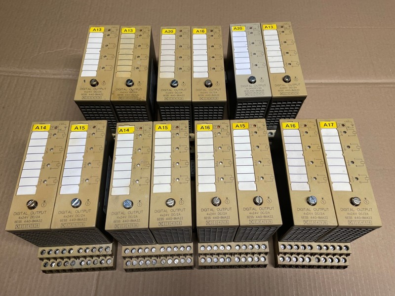 LOT Siemens (2) 6ES5 440 8MA22 output 24v dc +(1) 6ES5 700 8MA11 bus module EACH