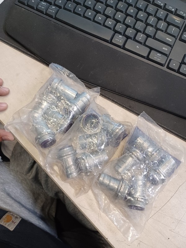 Lot Of 15 3/4 in. Flexible Metal Conduit Screw-in Insulated Throat Connector gallery