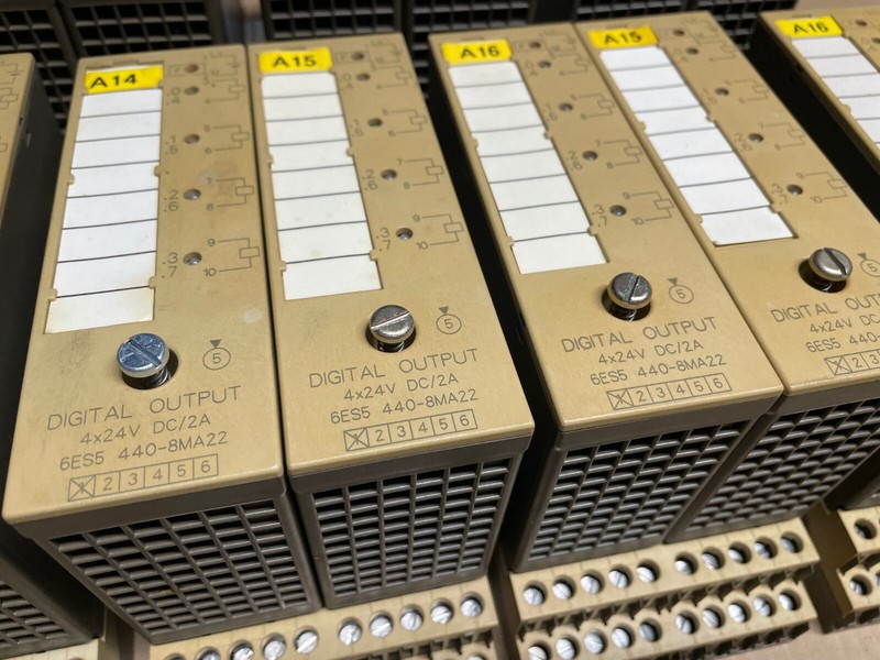 LOT Siemens (2) 6ES5 440 8MA22 output 24v dc +(1) 6ES5 700 8MA11 bus module EACH gallery