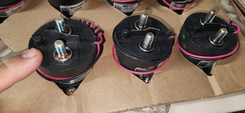 GIGAVAC GV141-002 SEALED CONTACTOR 12V 12VDC COIL has DAMAGED PLASTIC DIVIDER